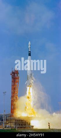 (17 maggio 1966) --- un veicolo obiettivo di Agena in cima al suo veicolo di lancio dell'Atlante è lanciato dal Kennedy Space Center (KSC) Launch Complex 14 alle 10:15 del mattino, 17 maggio 1966. L'Agena era intesa come veicolo di trasporto e di attracco per la navicella spaziale Gemini-9. Tuttavia, poiché l'Agena non riuscì a raggiungere l'orbita, la missione Gemini-9 fu rimandata Foto Stock