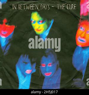 Copertina singola vintage - Cure, The - in Between Days - D - 1985 02 Foto Stock