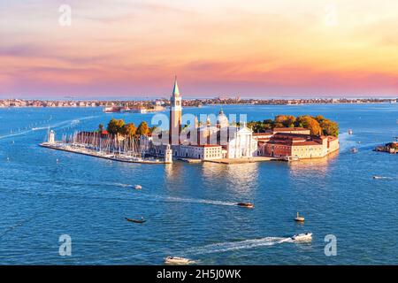 Famosa isola di San Giorgio maggiore di Venezia, splendida vista al tramonto, Italia Foto Stock