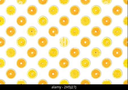 Dolce incontra l'acaro: Dieta sana concetto. Frutta con nutrients importante. Schema di fette di limone e arancio tagliate di fresco su sfondo bianco. Foto Stock