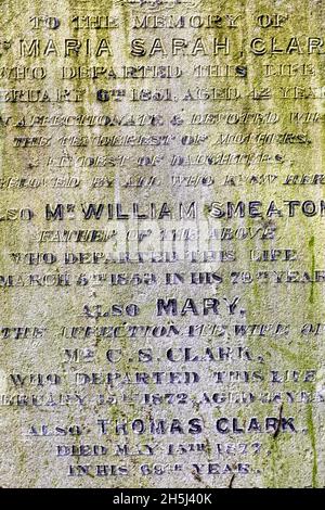 Primo piano del testo su una vecchia pietra di pietra, Highgate Cemetery West, Londra, Regno Unito Foto Stock