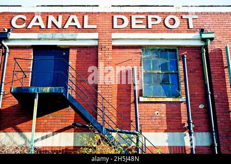 Old Canal Depot vicino al fiume Don, Doncaster, Inghilterra Foto Stock