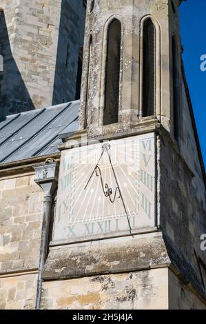 Meridiana sul lato della cattedrale di Chichester nella città di Chichester, Sussex occidentale, Inghilterra, Regno Unito. Orologio solare storico. Foto Stock