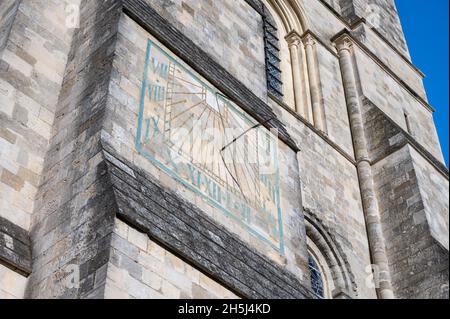 Meridiana sul lato della cattedrale di Chichester nella città di Chichester, Sussex occidentale, Inghilterra, Regno Unito. Orologio solare storico. Foto Stock