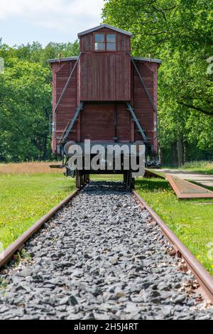 Westerbork, Paesi Bassi-luglio 2021; vista ad angolo basso lungo le rotaie verso un'auto adibito al trasporto e al deportamento di ebrei e zingari Foto Stock