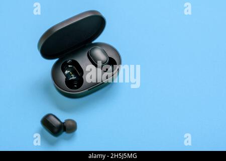 Gli auricolari wireless Redmi AirDots Pro con supporto Bluetooth 5.0 possono essere utilizzati per chiamate bilaterali e la qualità audio digitale è garantita grazie al DSP digita Foto Stock