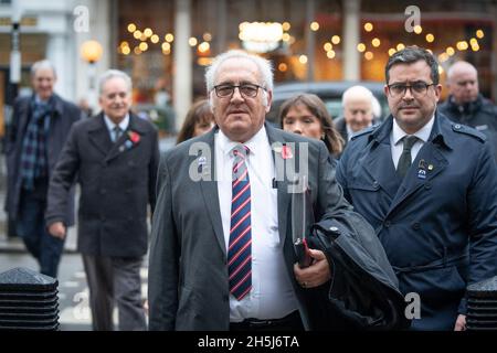 John Murray, funzionario di polizia in pensione, arriva presso la Corte reale di giustizia, nel centro di Londra, dove sta portando un reclamo civile per un importo nominale di 1 sterline contro Saleh Ibrahim Mabrouk, un ex-leader libico Colonel Muammar Gheddafi, In un tentativo di aria la 'prova completa' che circonda la morte di PC Yvonne Fletcher nel 1984. Data foto: Mercoledì 10 novembre 2021. Foto Stock