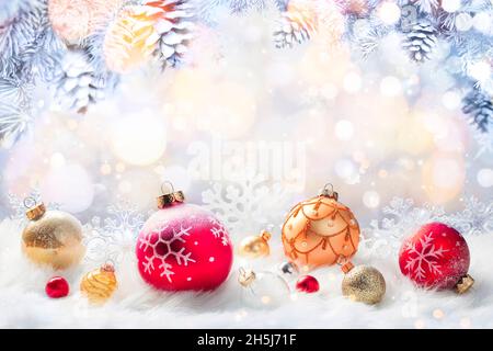 Palline di Natale su bianco - ornamenti in Abstract sfocato sfondo Foto Stock