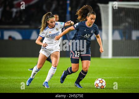 Parigi, Francia, 9 novembre 2021, Athenea DEL CASTILLO BEIVIDE del Real Madrid e Sara DABRITZ del PSG durante la UEFA Women's Champions League, partita di calcio del Gruppo B tra Parigi Saint-Germain e Real Madrid il 9 novembre 2021 allo stadio Parc des Princes di Parigi, Francia - Foto: Matthieu Mirville/DPPI/LiveMedia Foto Stock