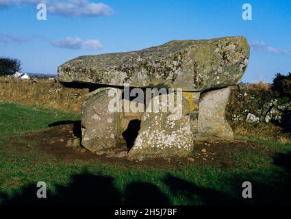 Visualizza ENE della camera di sepoltura esposta di Ty Newydd tomba passaggio neolitico, Anglesey, Galles, Regno Unito. La camera era originariamente coperta da una gabbia rotonda. Foto Stock