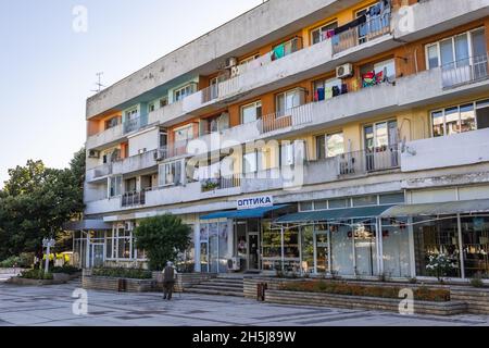 Vecchio edificio residenziale in via Dobrotitsa nel centro di Kavarna, città costiera del Mar Nero nella zona meridionale di Dobruja della Bulgaria nord-orientale Foto Stock