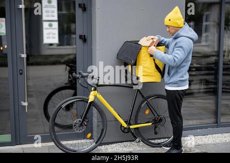 Borsa per l'apertura del corriere con ordine in bicicletta Foto Stock