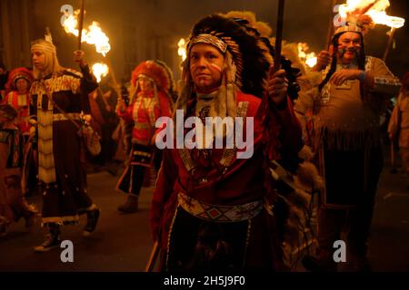 Lewes Bonfire Night Celebrations 2021 a Lewes High Street, East Sussex, Inghilterra. Foto Stock
