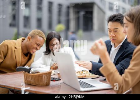 Il team d'affari pranza presso un bar all'aperto Foto Stock