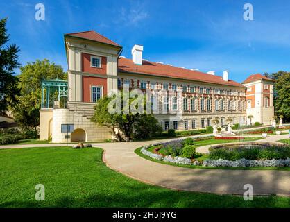 Castello di Łańcut in Polonia. Costruito nella prima metà del XVII secolo. Quota arretrata con giardino e parco italiano Foto Stock