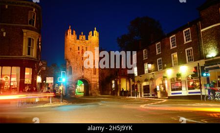 traffico passando micklegate bar al crepuscolo york regno unito Foto Stock