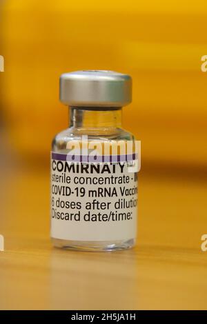 Londra, Regno Unito. 10 novembre 2021. Un flaconcino contenente il vaccino Pfizer/BioNTech Booster Covid-19 presso un centro di vaccinazione di Londra. (Credit Image: © Dinendra Haria/SOPA Images via ZUMA Press Wire) Foto Stock