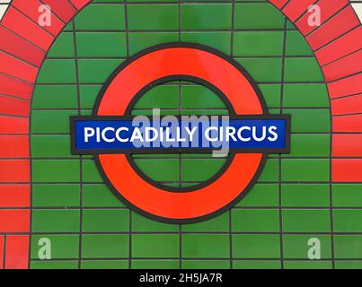Londra / Regno Unito - 7 novembre 2021 - cartello della stazione di Piccadilly Circus su una parete della piattaforma della metropolitana di Londra Foto Stock