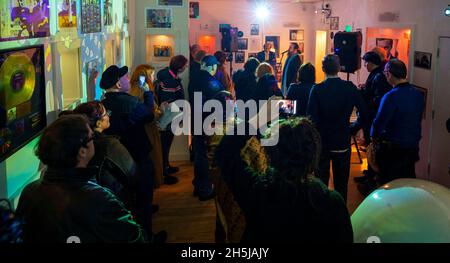 I membri del pubblico ascoltano la prima riproduzione di Rahde Shaam, con l'ex Beatles George Harrison e Ringo Starr, in occasione del primo evento di lancio del singolo al Liverpool Beatles Museum. La canzone è stata suonata in pubblico per la prima volta, dopo che il compositore ha scoperto il nastro più di 50 anni dopo che è stato registrato. Data foto: Mercoledì 10 novembre 2021. Foto Stock