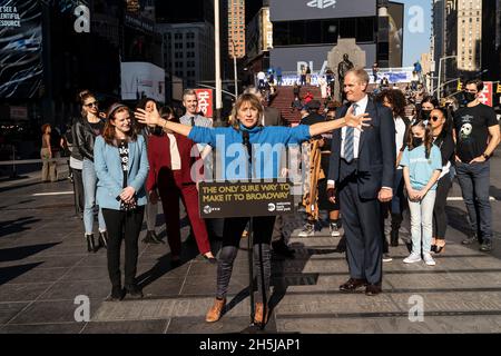 New York, New York, Stati Uniti. 9 Nov 2021. La stella musicale di Broadway Melody Meitrott Libonati parla durante l'annuncio su Times Square. La sedia di ruolo di MTA ed il CEO Janno Lieber e le stelle di Broadway fanno un annuncio circa gli sconti per gli spettacoli di Broadway via il Web site di MTA del trasporto pubblico. Hanno fatto un'escursione in città dopo che gli spettacoli erano stati chiusi a causa di una pandemia e hanno invitato i newyorkesi e gli ospiti della città a visitare i teatri e a utilizzare i mezzi pubblici per farlo. (Credit Image: © Lev Radin/Pacific Press via ZUMA Press Wire) Foto Stock