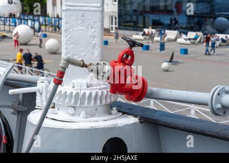 Trasferimento industriale dell'idrante rosso incendio. Impianto antincendio ad acqua. Sicurezza antincendio. Valvola a saracinesca manuale sull'idrante antincendio. Foto Stock