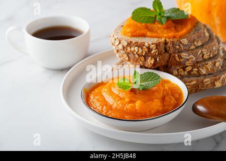 Sandwich con gustosa marmellata di zucca sul tavolo Foto Stock