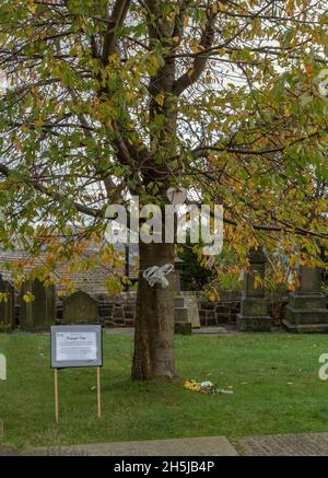 Un albero di preghiera nel terreno della chiesa di San Giovanni, Baildon, Yorks. La gente appende le richieste di preghiera sull'albero, o allega un nome di qualcuno che hanno perso. Foto Stock