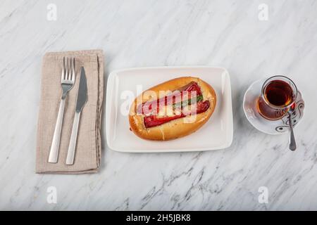 Mini pizza con salsiccia. Mini Hot Dogs, mini panini napoletani e mini pizze rotonde servite per un buffet. Foto Stock