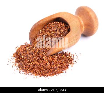 Tè rosso Rooibos in paletta di legno, isolato su sfondo bianco. Tè tradizionale alle erbe e biologico Foto Stock