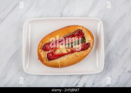 Mini pizza con salsiccia. Mini Hot Dogs, mini panini napoletani e mini pizze rotonde servite per un buffet. Foto Stock