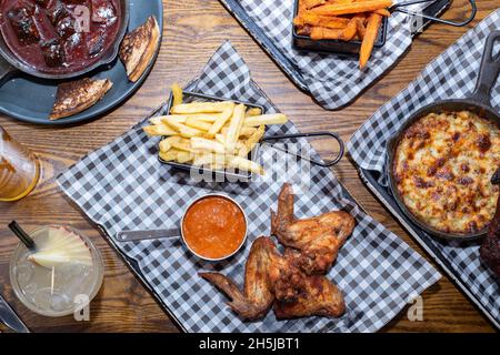 Sheffield UK – 01 maggio 2018: Pollo fritto, mac e formaggio, maiale appiccicoso e patatine fritte, – cibo americano al barbecue da Fire Pit, West Street Foto Stock