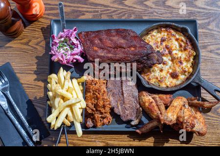 Sheffield UK – 01 maggio 2018: Costolette di ricambio per barbecue, pollo fritto, mac e formaggio - cibo barbecue americano da Fire Pit, West Street Foto Stock