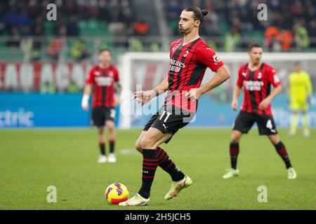 Milano, Italia. 7 Nov 2021. Italia, Milano, 7 nov 2021 2021: Zlatan Ibrahimovic (attaccante di Milano) si ribalta in campo nella seconda metà durante la partita di calcio AC MILAN vs FC INTER, Serie A 2021-2022 day12, Stadio San Siro (Credit Image: © Fabrizio Andrea Bertani/Pacific Press via ZUMA Press Wire) Foto Stock