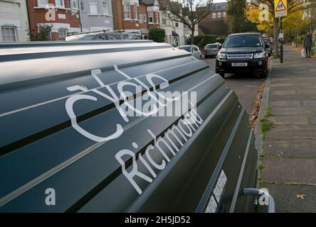 un hangar per biciclette, o un hangar per biciclette, fornito da richmond council su una strada a twickenham, nel sud-ovest di londra, inghilterra Foto Stock