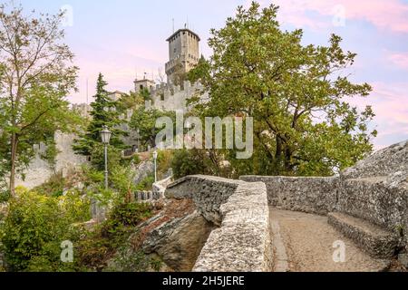 Torre la Guaita, la più antica delle tre torri sulla sommità del Monte Titano a San Marino, Repubblica di San Marino Foto Stock
