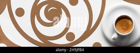 Tazza di caffè, cerchio di sequenza Fibonacci con chicchi di caffè. Espresso, gustosa perfezione. Forma del cuore. Concetto di rapporto d'oro, arte della carta Vista dall'alto, disposizione piatta Foto Stock