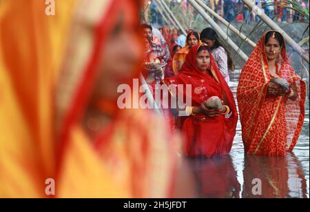 Kathmandu, Nepal. 10 novembre 2021. I devoti offrono preghiere al sole che tramonta durante il festival ''Chhat'' al fiume Bagmati a Kathmandu, Nepal 10 novembre 2021. (Credit Image: © Dipen Shrestha/ZUMA Press Wire) Credit: ZUMA Press, Inc./Alamy Live News Foto Stock