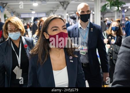 Glasgow, Scozia, Regno Unito. 10 novembre 2021. Giorno 11 del vertice sul clima e Alessandria Ocasio-Cortez partecipa alle riunioni. Dal 2019 è stata rappresentante degli Stati Uniti per il 14° distretto congressuale di New York, come membro del Partito democratico. Iain Masterton/Alamy Live News. Foto Stock