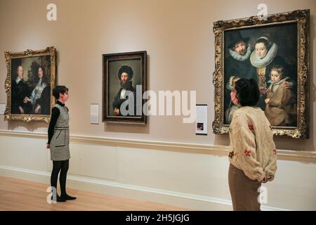 Londra, Regno Unito. 10 novembre 2021. Personale della galleria nella Sala 7, che mostra Rubens e artisti del 17 ° ct nelle belle sale Blavatnik. La Courtauld Gallery presso la Somerset House di Londra riaprirà al pubblico venerdì 19 novembre dopo il più significativo progetto di modernizzazione della sua storia, fornendo una casa trasformata per una delle più grandi collezioni d'arte del Regno Unito. Credit: Imagplotter/Alamy Live News Credit: Imagplotter/Alamy Live News Foto Stock