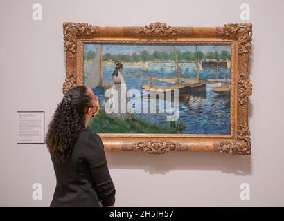 La Courtauld Gallery di Londra riapre al pubblico venerdì 19 novembre dopo il più significativo progetto di modernizzazione della sua storia, fornendo una casa trasformata per la più grande collezione di arte impressionista del Regno Unito. La tanto amata collezione di Courtauld, Che appartiene al Samuel Courtauld Trust e che va dal Medioevo al 20 ° secolo, è stato completamente riesposto e reinterpretato. Immagine: Edouard Manet, Banche della Senna a Argenteuil, 1874. The Courtauld Gallery, Somerset House, Londra, Regno Unito. 10 novembre 2021. Foto Stock