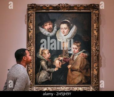 Londra, Regno Unito. 10 novembre 2021. Il personale della galleria con "la Famiglia di Jan Bruegel il Vecchio" di Peter Paul Rubens (1613-15). La Courtauld Gallery presso la Somerset House di Londra riaprirà al pubblico venerdì 19 novembre dopo il più significativo progetto di modernizzazione della sua storia, fornendo una casa trasformata per una delle più grandi collezioni d'arte del Regno Unito. Credit: Imagplotter/Alamy Live News Foto Stock