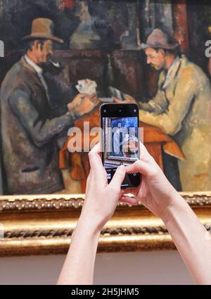 I giocatori di carte di Paul Cezanne (circa 1892) presso la Courtauld Gallery di Londra, che riaprirà al pubblico venerdì 19 novembre dopo un progetto di modernizzazione. Tra le opere esposte in galleria vi sono opere di Van Gogh, Manet, Renoir e CŽzanne. Data foto: Mercoledì 10 novembre 2021. Foto Stock