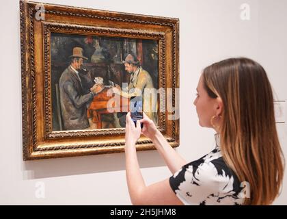 I giocatori di carte di Paul Cezanne (circa 1892) presso la Courtauld Gallery di Londra, che riaprirà al pubblico venerdì 19 novembre dopo un progetto di modernizzazione. Tra le opere esposte in galleria vi sono opere di Van Gogh, Manet, Renoir e CŽzanne. Data foto: Mercoledì 10 novembre 2021. Foto Stock