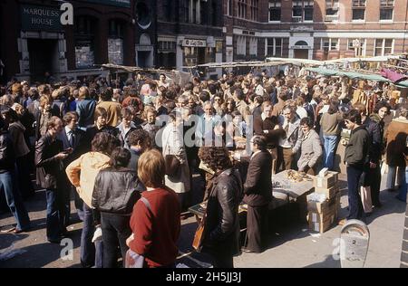 Londra 1982. Una vista sulla strada di Londra e Portobello Road dove si vedono le persone a piedi e shopping di antiquariato in un sabato. Credit Roland Palm. Foto Stock