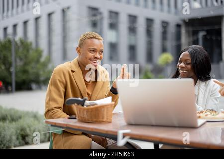 Uomo e donna che guardano qualcosa sullo smartphone Foto Stock