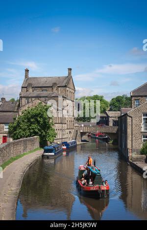 Leeds Liverpool Canal, vista in estate di una stretta barca che naviga sul canale di Leeds e Liverpool che si avvicina alla città del North Yorkshire di Skipton Foto Stock