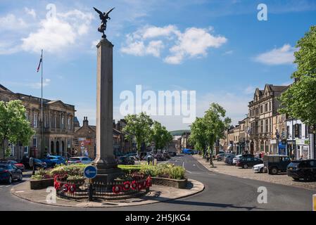 Skipton Yorkshire, vista in estate del memoriale di guerra all'estremità nord della High Street a Skipton, North Yorkshire, Inghilterra, Regno Unito Foto Stock