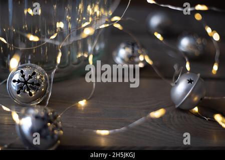 Natale caldo oro ghirlande luci su uno sfondo rustico legno. Foto Stock