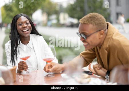 Coppia di affari che pranzano all'aperto Foto Stock