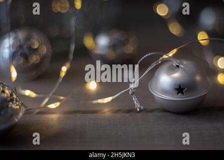 Primo piano delle luci delle ghirlande d'oro di natale su uno sfondo rustico in legno. Foto Stock